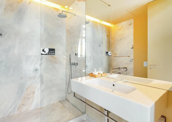 Whome Riverside Flat Steps From Attractions 아파트