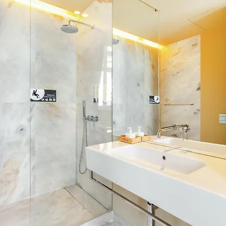 Whome Riverside Flat Steps From Attractions شقة