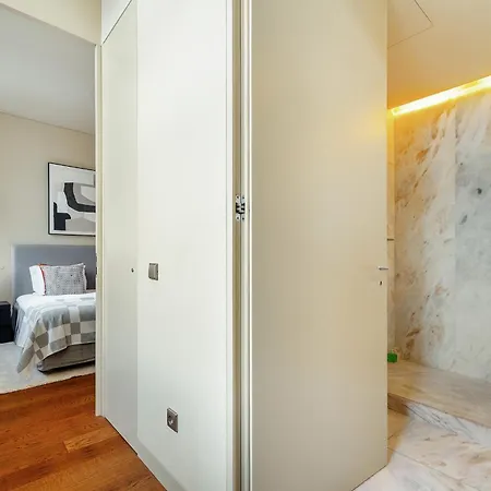 Whome Riverside Flat Steps From Attractions شقة *